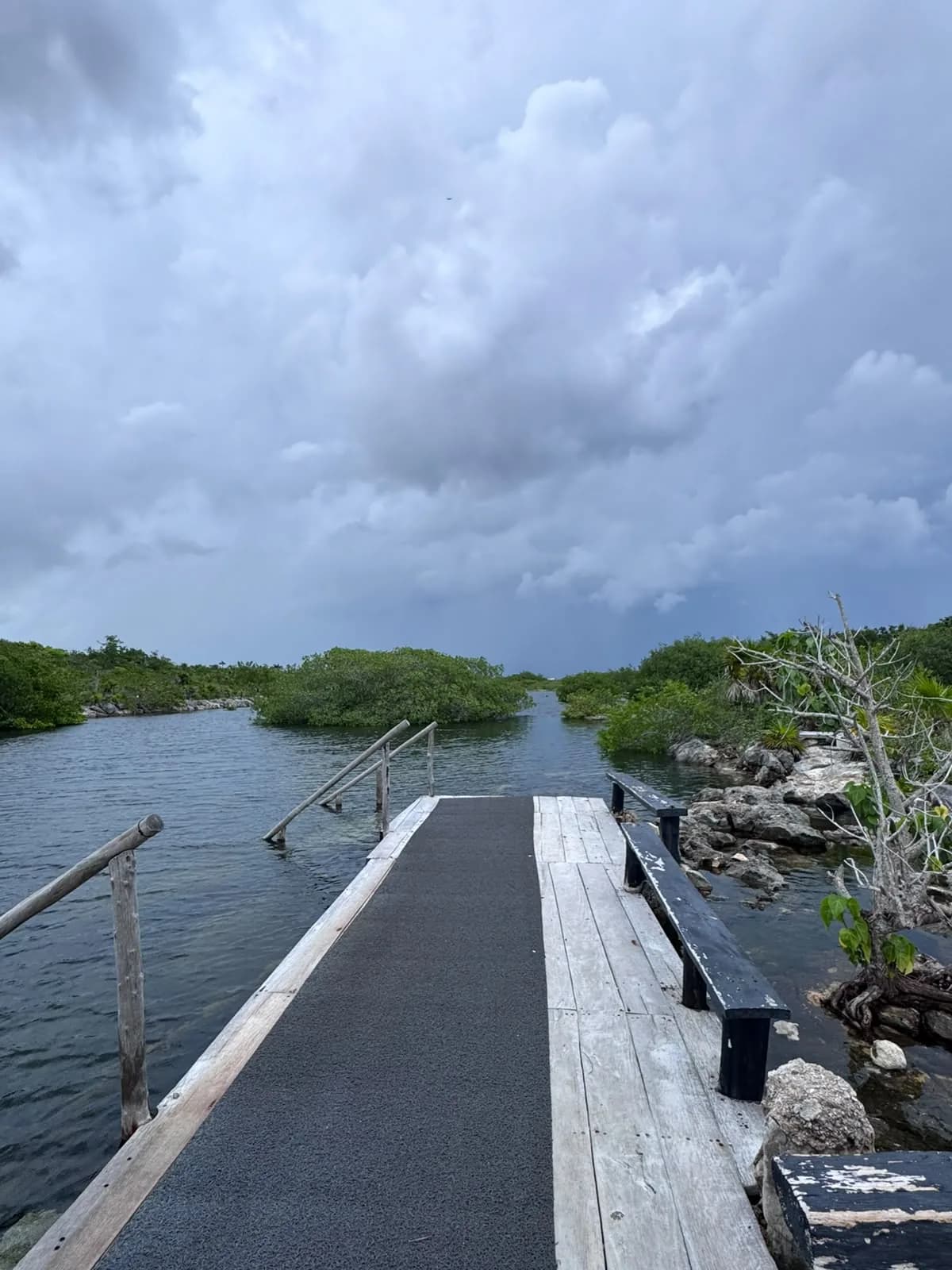 Muelle de acceso al agua en la laguna de Yalku