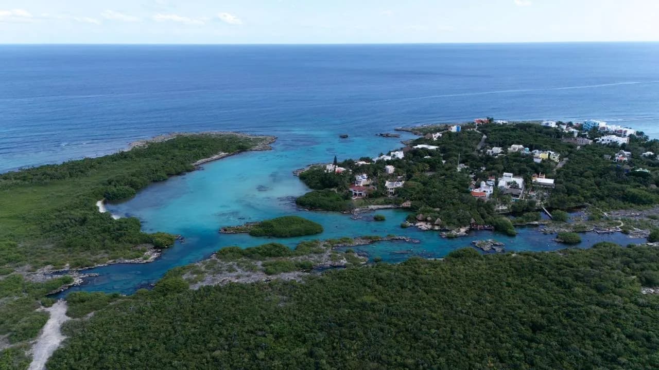 Vista aérea de la laguna de Yalku y el mar Caribe en Akumal